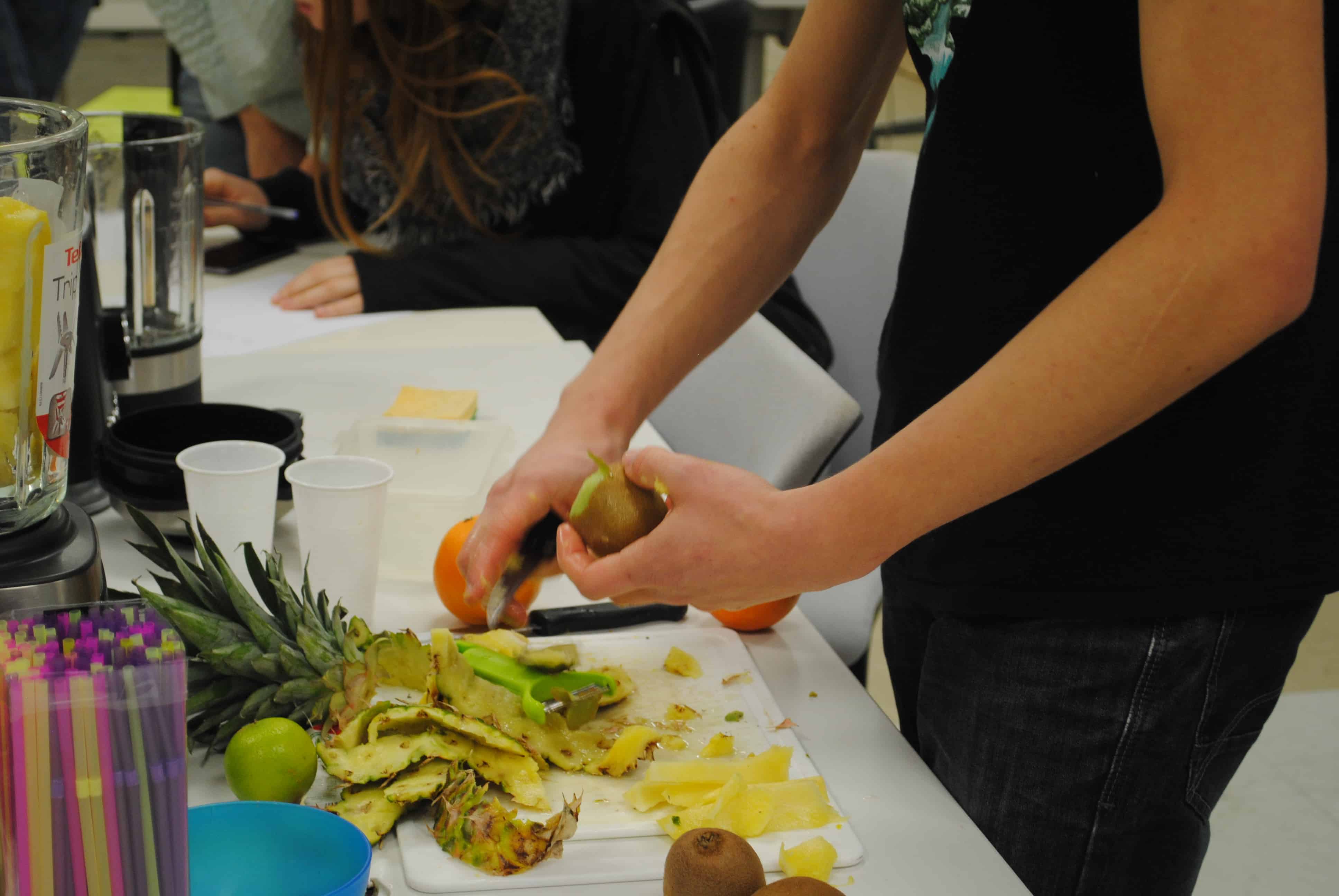 Participant en train de couper des fruits